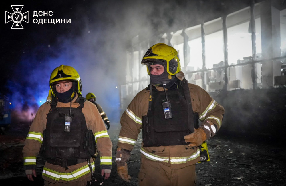 Российские дроны атаковали Одессу ночью, что привело к жертвам и значительным разрушениям.